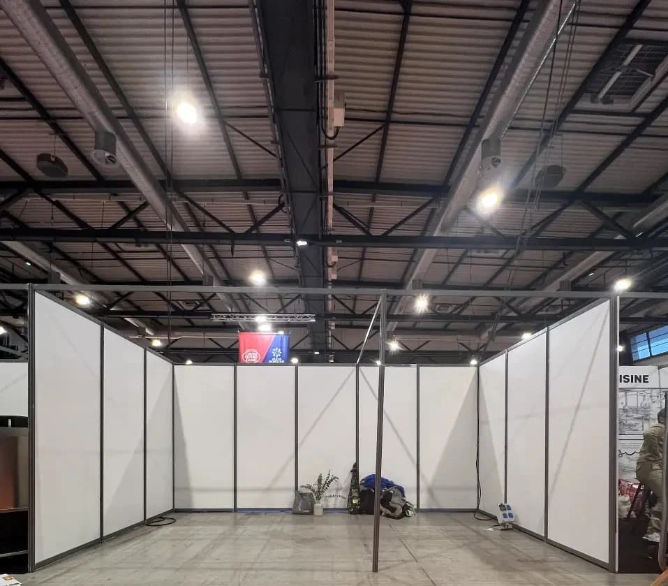 Stand sans traitement acoustique — 80 dB